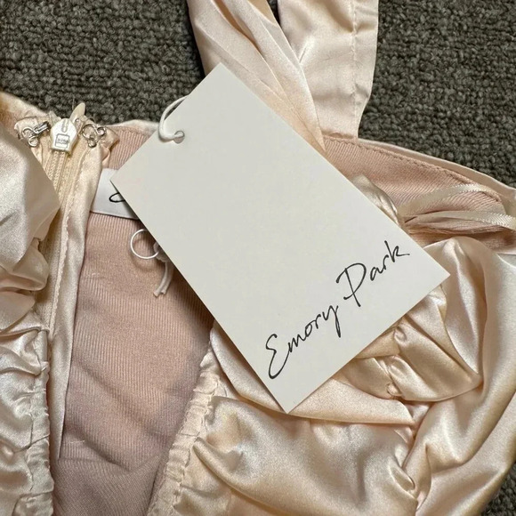 NWT Emory Park Glam Days Cream Sleeveless Ruched Satin Bodysuit Small - Picture 4 of 8